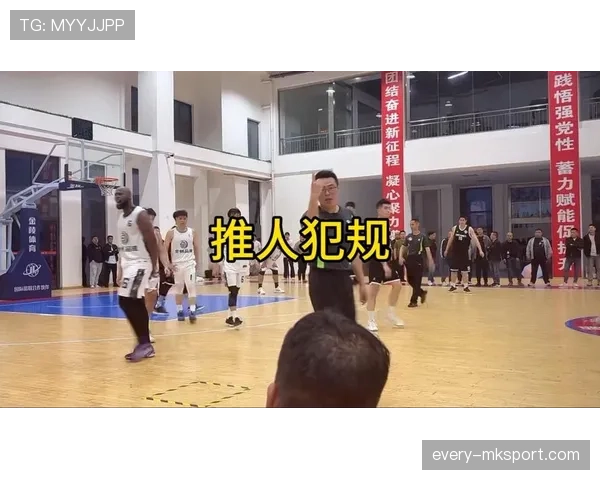 想知道合理冲撞区的判罚标准？看NBA裁判如何精准区分进攻犯规和阻挡犯规！